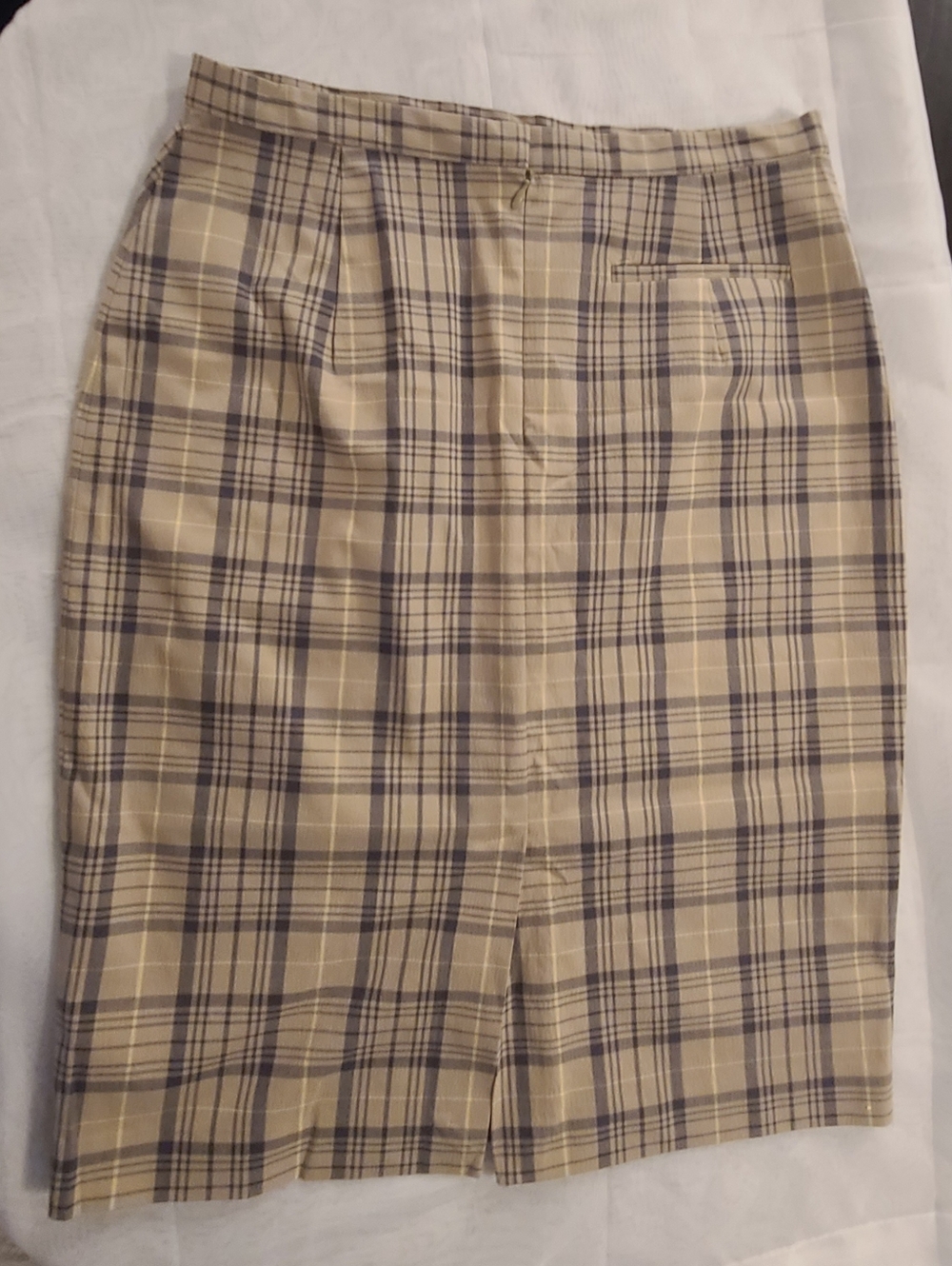 #89 - The Limited Stretch Plaid Pencil Skirt in Beige, Size 8 - Picture 3 of 5